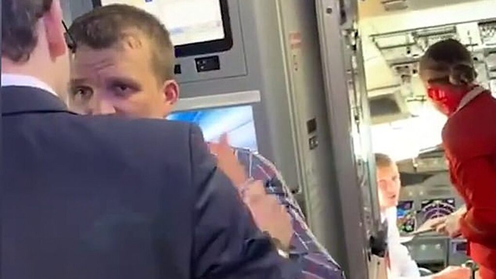 Drunk Aeroflot passenger reportedly broke flight attendant’s leg