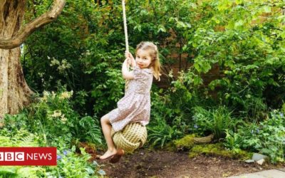 Royal children play in Kate’s garden