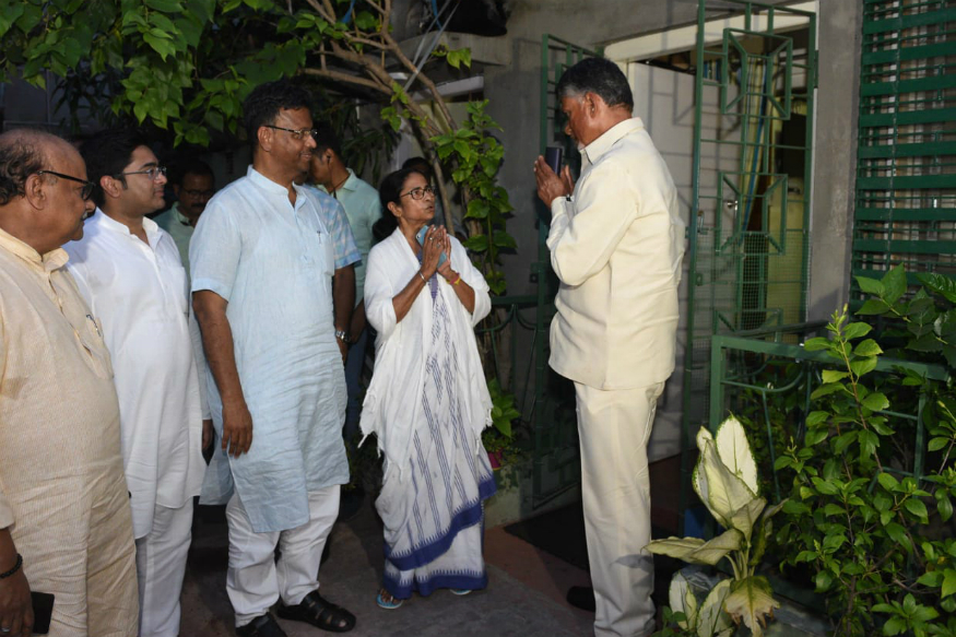 After Exit Poll Heartbreak, Naidu Meets Mamata; Discusses ‘Non-BJP Govt’ in Case of  Hung Verdict