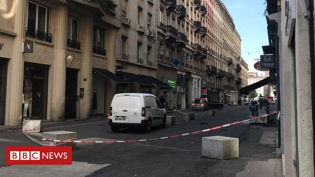 Explosion injures pedestrians in Lyon
