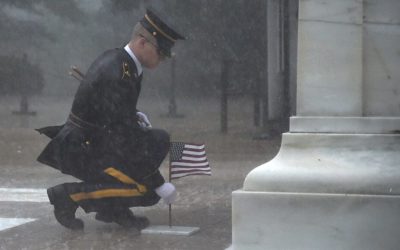 Soldier seen placing flag at Tomb of Unknown Soldier during torrential rain