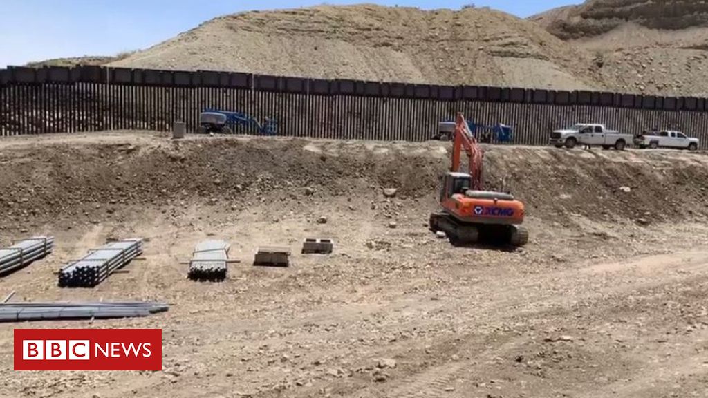 Trump supporters build US-Mexico barrier