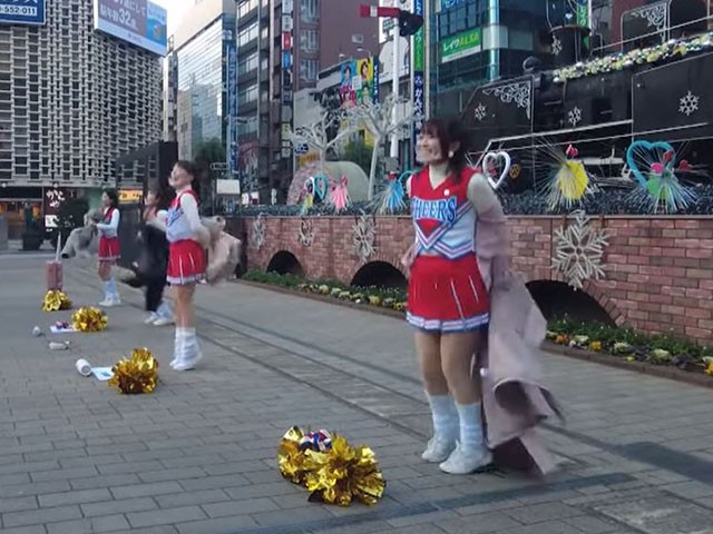 Tokyo Cheerleaders Shout ‘Let's Go, Fight!’ at Commuters as Coronavirus Lockdown Begins