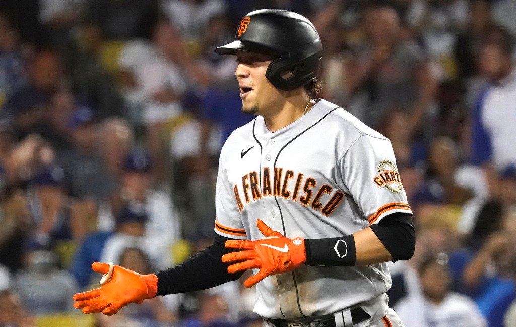 Wilmer Flores’ homer in ninth leads Giants past Dodgers