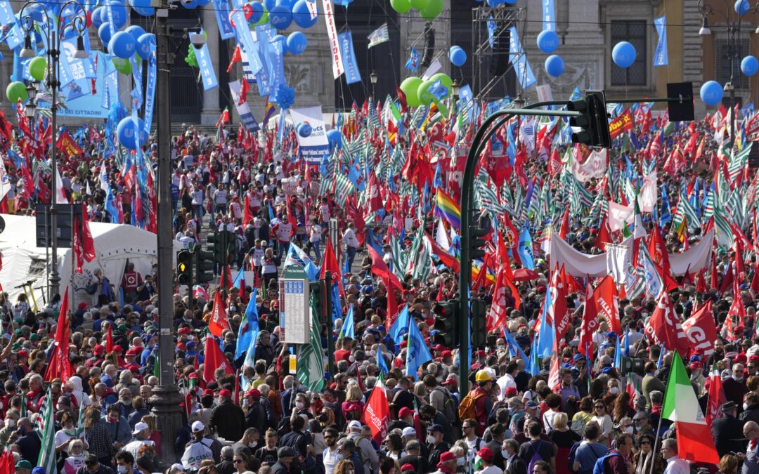 Tens of thousands demonstrate in Rome against neo-fascists...