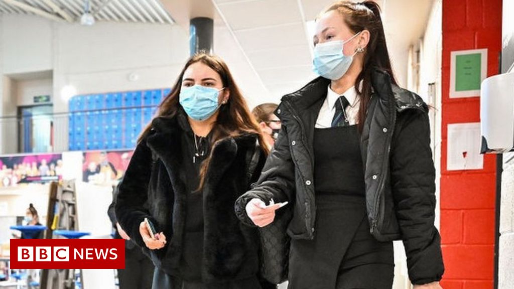 Covid: Secondary school pupils in England advised to wear masks