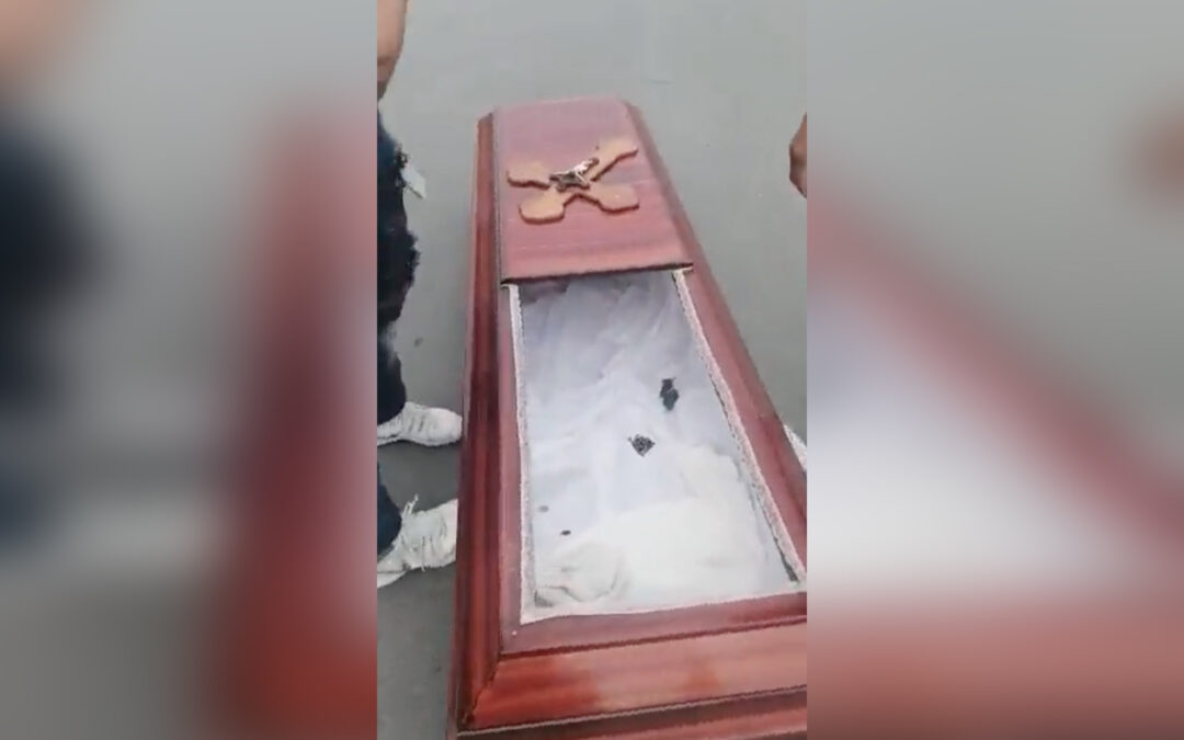 Motorcyclists remove dead friend from coffin for last ride