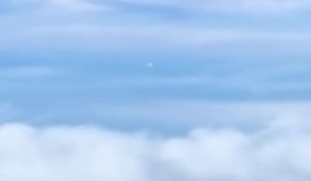JETBLUE pilot stunned as 'shape-shifting UFO' appears beside plane over TX...