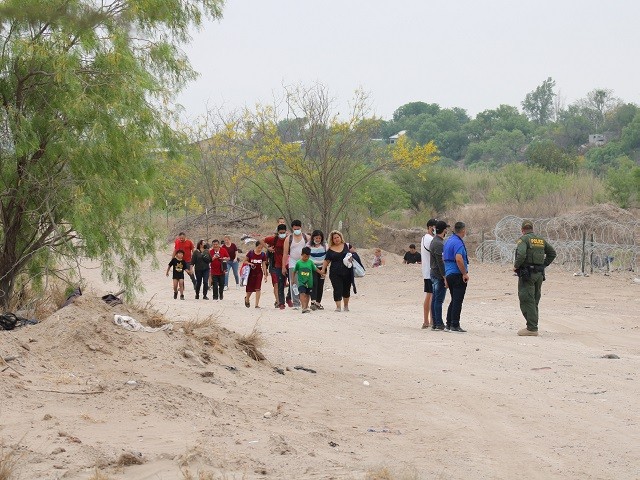 Exclusive Photos: Migrant Flow Continues on Holy Saturday in West Texas Border Town