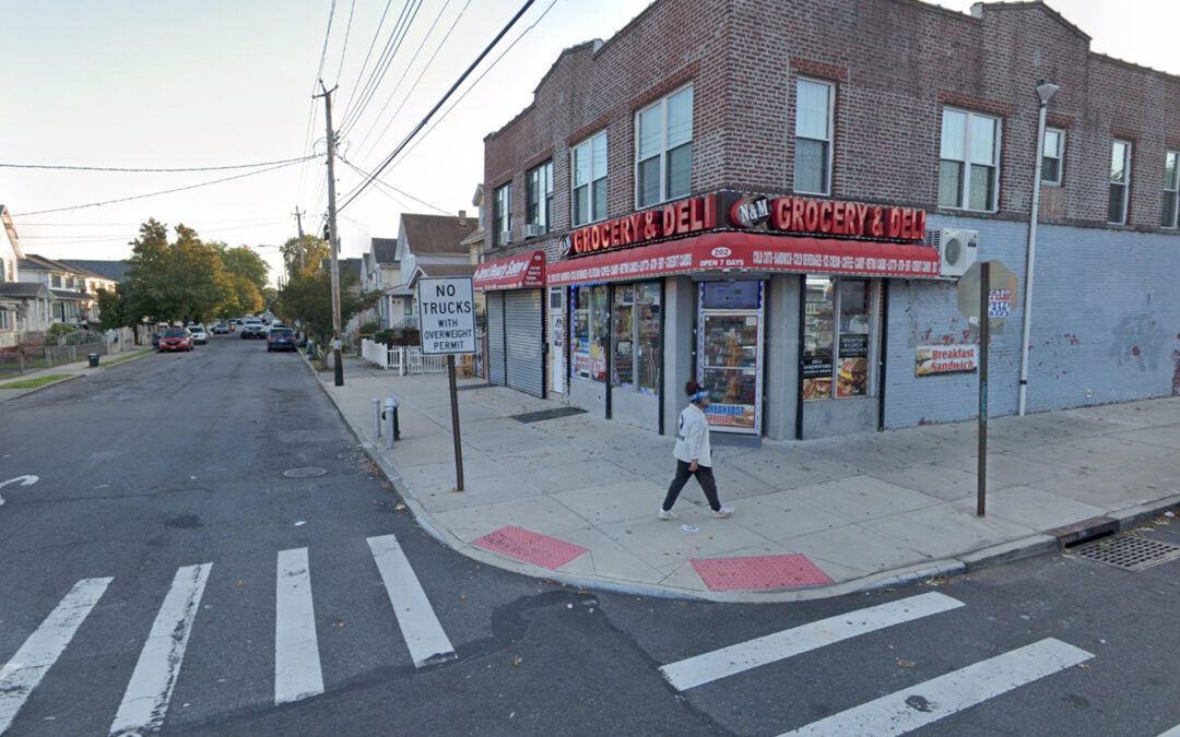 Bodega customer stabbed by teen robbers in NYC: cops