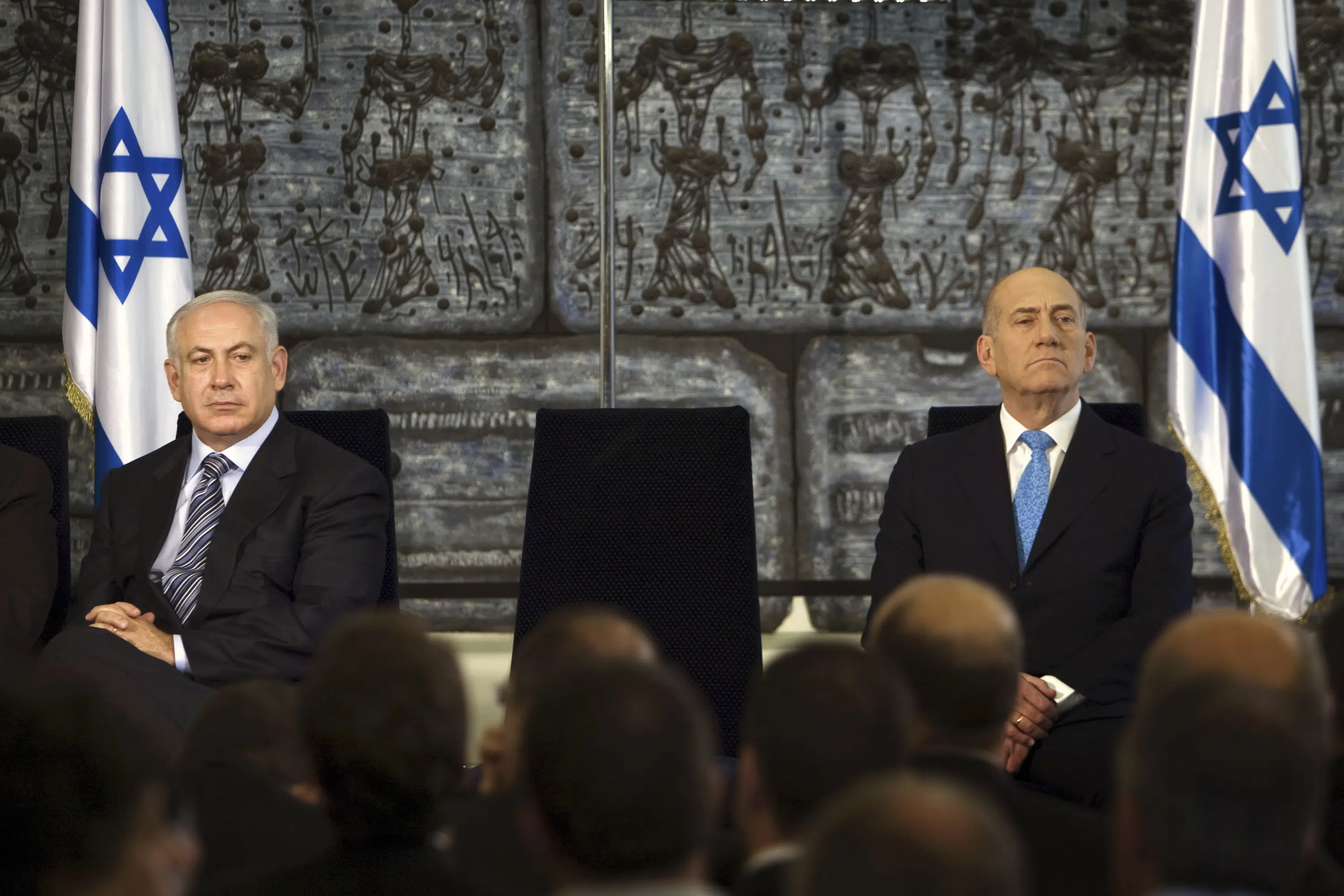 In rare move, former Israeli leader urges world to shun current one...