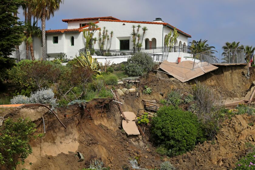 After landslide, a California beach town finds itself between bluff and hard place...