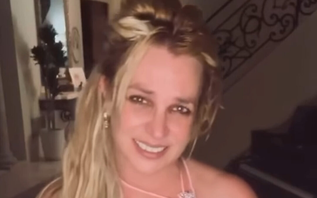 Britney Spears sparks concern with massive bruises, 'broken' leg...