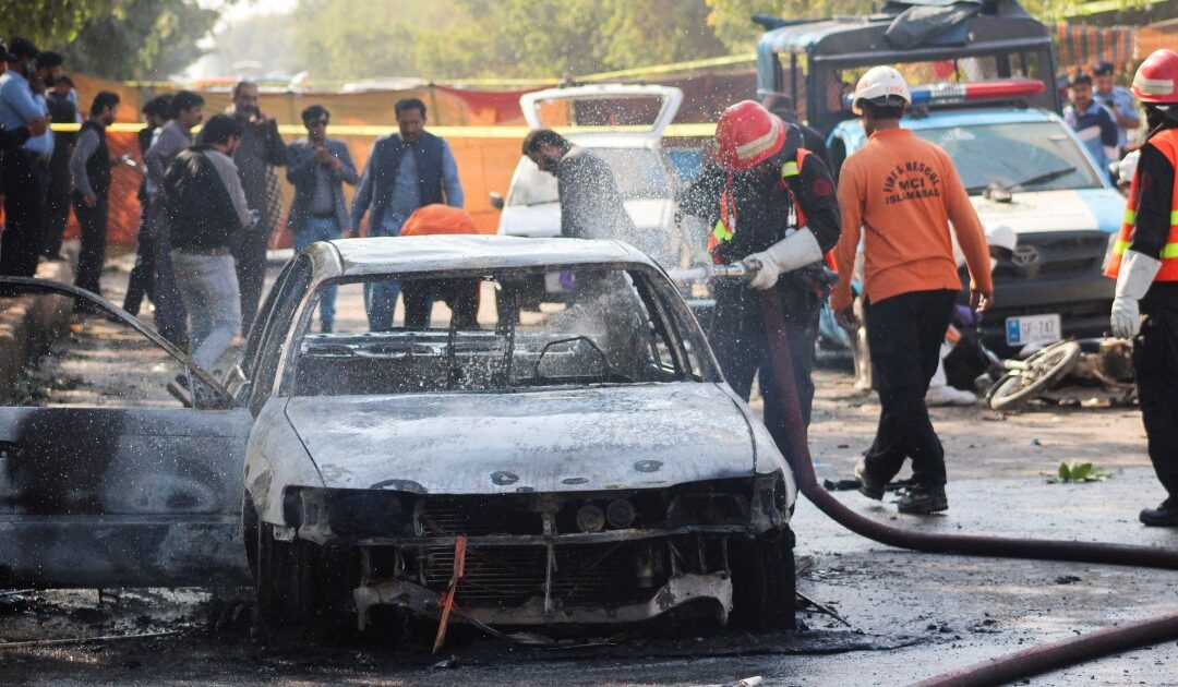 Sri Lanka Cricket tells players to stay in Pakistan after bomb blast