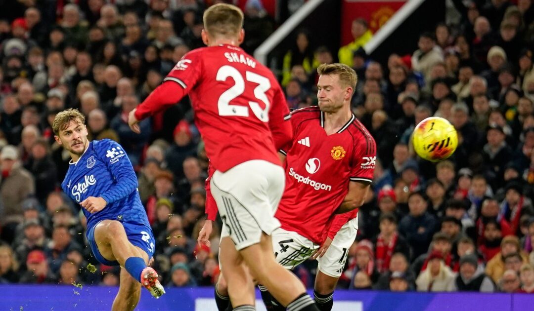 Everton beat Man Utd despite Gueye seeing red for slapping teammate