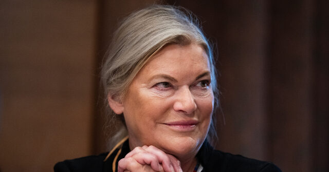 Exclusive — Sen. Cynthia Lummis: Enact Clarity Act Before Elizabeth Warren Tries to 'Kill' Crypto Industry