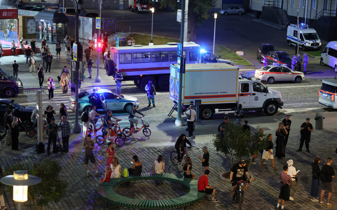 Homemade bomb carried by woman kills 3, injures 21 near Moscow restaurant, authorities say