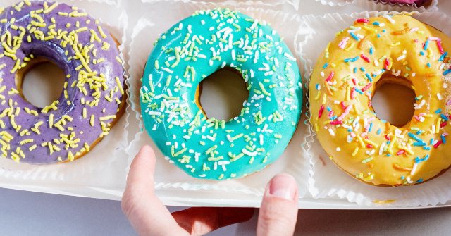 WATCH — Arizona Neighbors Boost Struggling Donut Shop's Business: 'God Is Good'